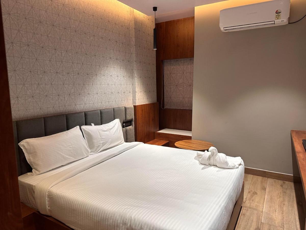 V Hotel Brahmapur Exterior foto