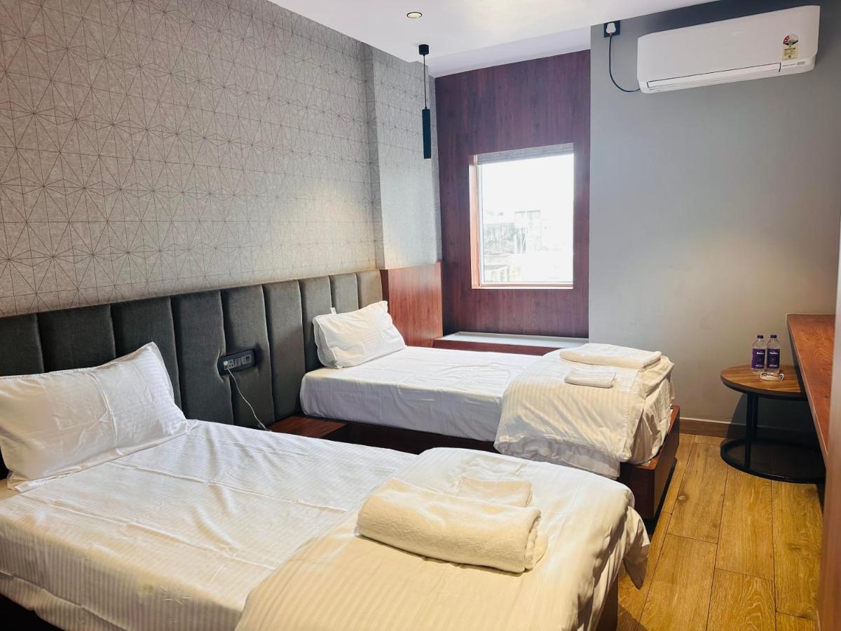 V Hotel Brahmapur Exterior foto